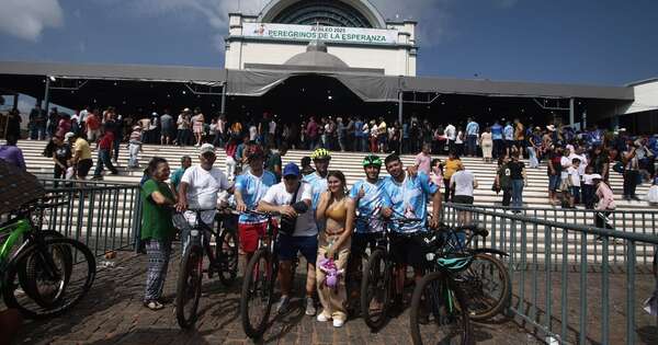 La Nación / Pedalearon 1.600 kilómetros para llegar junto a la Virgen de Caacupé