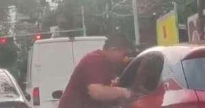 La Nación / Se entregó el hombre que agredió a su expareja y al actual novio de la misma