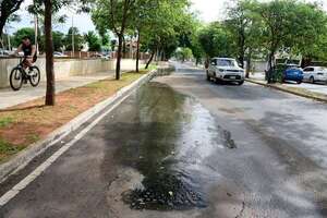 Fuerte olor a cloaca frente a Hospital 12 de Junio, inunda barrio San Vicente  - Nacionales - ABC Color