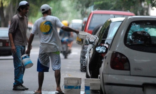 Proponen ordenanza para prohibir presencia de cuidacoches en Coronel Oviedo - OviedoPress