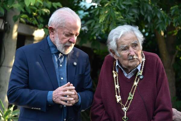 Lula condecora a su amigo Mujica: “Un hermano no se escoge, pero un compañero sí” - Mundo - ABC Color