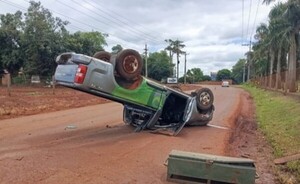 Volcó tras rozar un automóvil estacionado