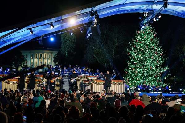 Biden y Harris comparten los focos en el encendido del árbol de Navidad de la Casa Blanca - Mundo - ABC Color