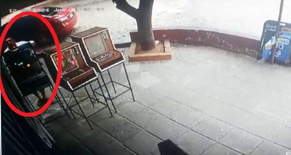 Video: un hombre intento hurtar un tragamonedas en Villa Elisa - Policiales - ABC Color