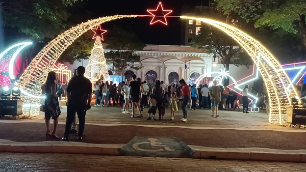 Concepción inaugura la temporada navideña con el encendido de luces en el Palacete Municipal
