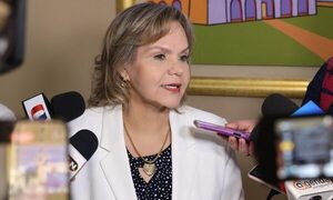 Expulsión de diplomático chino no correspondía, según Lilian Samaniego