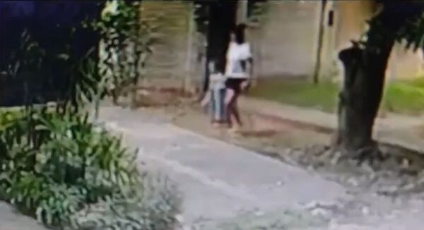 (Video) Detienen a una mamá que hurtó una maleta a una turista curepa