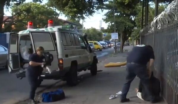 (Video) ¡Está sangrando y nadie le atiende porque vive en la calle!