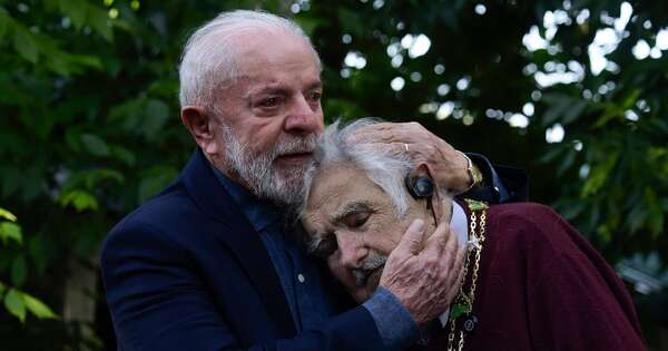 La Nación / Lula condecora a Mujica: “La persona más extraordinaria que conocí”