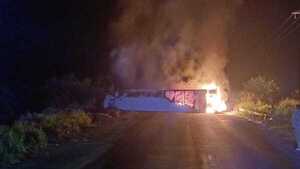 Chofer de camión frigorífico muere calcinado tras vuelco e incendio en Tacuatí