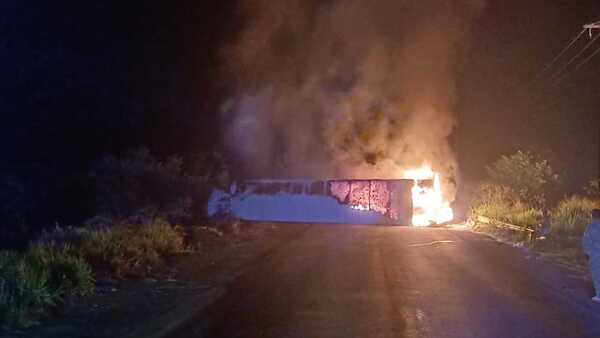 Chofer de camión frigorífico muere calcinado tras vuelco e incendio en Tacuatí