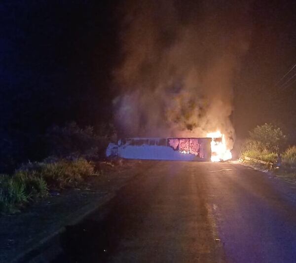 Camionero murió calcinado tras vuelco y policía no logra identificarlo - Nacionales - ABC Color