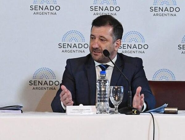 Senador argentino y su secretaria en arresto domiciliario por tentativa de contrabando · Radio Monumental 1080 AM