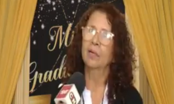 Mujer de 65 años culmina el noveno grado tras 52 años sin estudiar - SNT