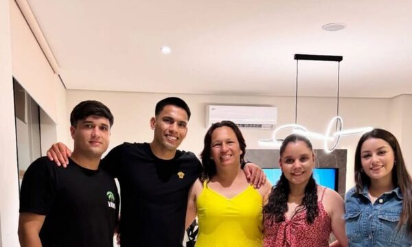 (VIDEO) ¡Pelotero Diego Gómez le regaló una mansión a sus padres!