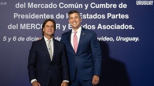 Video: "¿Salgo más alto?", bromea Lacalle Pou al recibir a Peña para cumbre del Mercosur