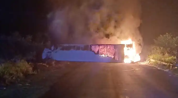 Chofer de camión frigorífico muere tras vuelco e incendio en Tacuatí - Noticiero Paraguay