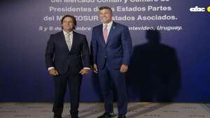 Video: la broma de Lacalle Pou a Santiago Peña en Uruguay - Política - ABC Color