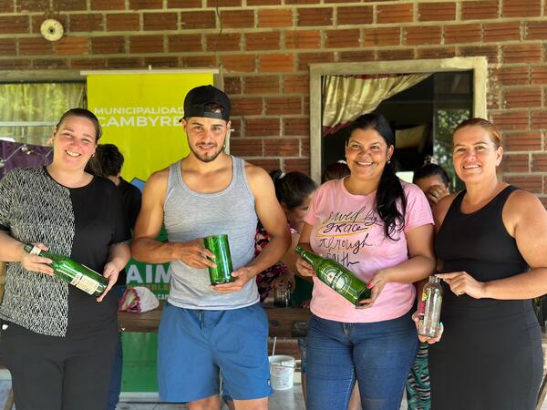 Curso de Reciclaje de Botellas de Vidrio: Adornos Navideños y Vasos en Arroyo Verde y Campichuelo