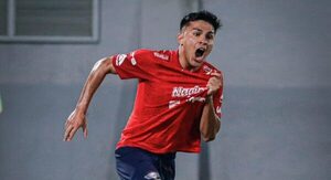 Versus / ¡Sigue el romance! Héctor Bobadilla le anota al puntero en el fútbol boliviano