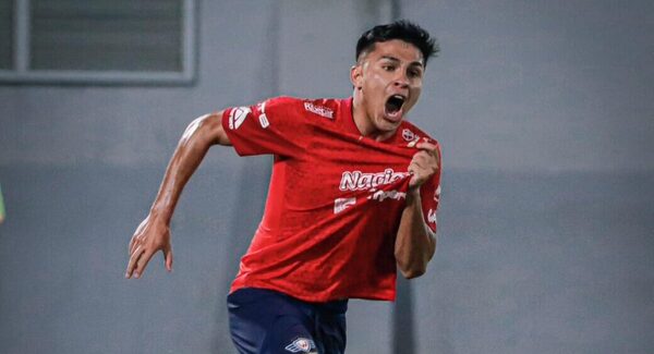 Versus / ¡Sigue el romance! Héctor Bobadilla le anota al puntero en el fútbol boliviano