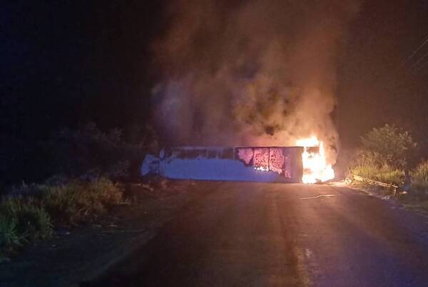 ¡Terrible! Un hombre murió calcinado dentro de un camión que volcó al no poder salir