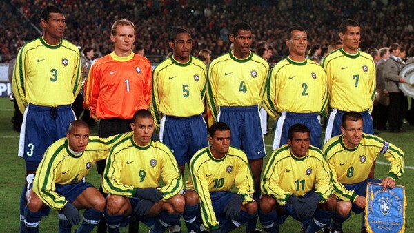 Subastan camiseta de Ronaldo de final del mundial 1998 y un mechón de cabello de Maradona