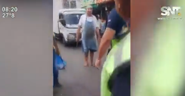 Carnicero amenaza a PMT con cuchillo tras colocación de cepo en San Lorenzo - SNT