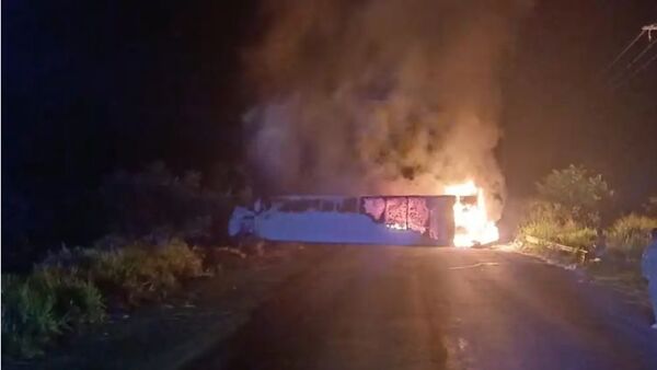 Chofer de camión frigorífico muere calcinado tras vuelco e incendio en Tacuatí