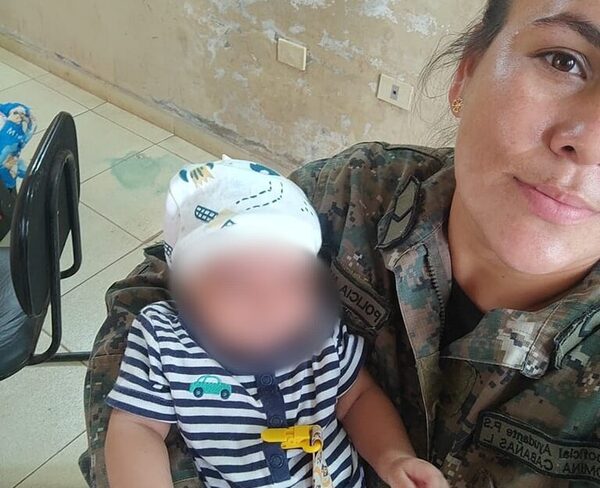 POLICÍA CUIDA DE UN BEBÉ MIENTRAS SU MADRE ESTÁ DETENIDA POR INTENTAR METER DROGA A LA CÁRCEL