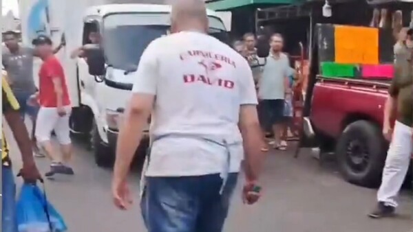 Video: Carnicero amenaza con cuchillo a agentes de tránsito por colocar cepo en San Lorenzo