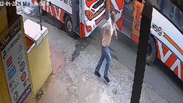 Rivalidad en las rutas: chofer retrocedió a propósito y chocó otro bus