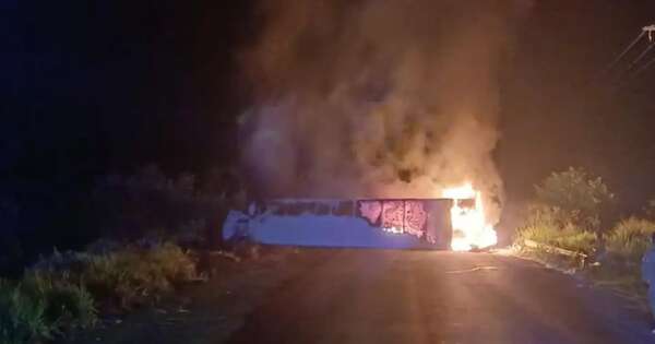 La Nación / Chofer falleció calcinado tras vuelco e incendio de su camión