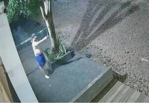 Cámara de seguridad grabó a un fulano con un arma: vecino denunció que su casa recibió tiros