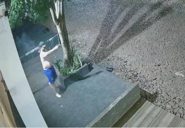 Cámara de seguridad grabó a un fulano con un arma: vecino denunció que su casa recibió tiros