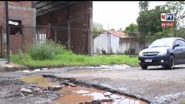 Mal Estado de la avenida General José Eduvigis causa daños a vehículos en MRA