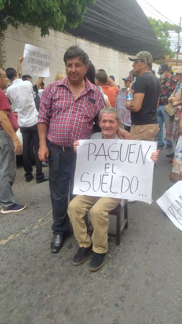 Jubilados piden socorro a la justicia para cobrar sus sueldos - Política - ABC Color