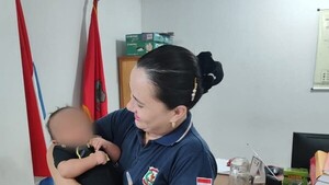 Concepción: Policía asea y alimenta a bebé de mujer detenida