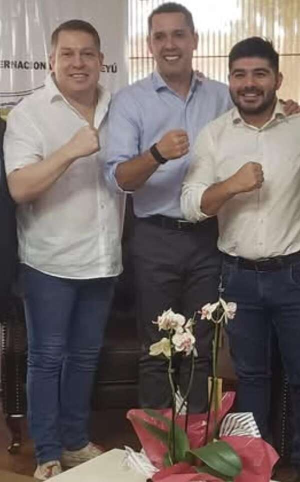 Prematuras apariciones de interesados en la Municipalidad de Saltos del Guairá, con sus respectivos padrinos - Nacionales - ABC Color