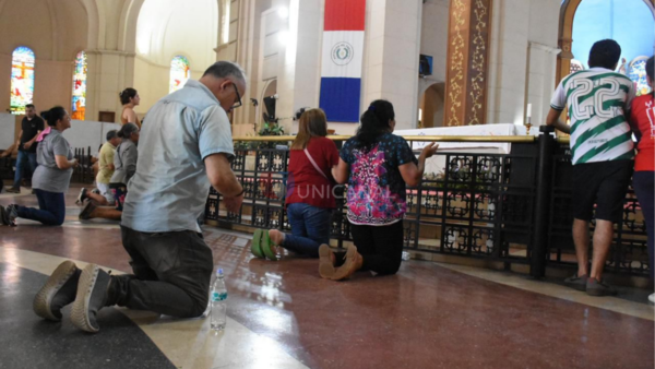 Multitud de fieles peregrinan con devoción hacia la Basílica de Caacupé - Unicanal