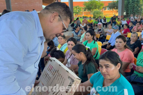 En beneficio de pobladores de la Colonia Santa Clara, gobernador Juancho Acosta consigue recursos para producción avícola - El Nordestino