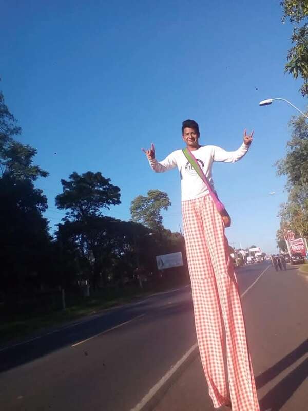 Joven actor y payaso peregrinó sobre zancos hasta la Basílica de Caacupé - Nacionales - ABC Color