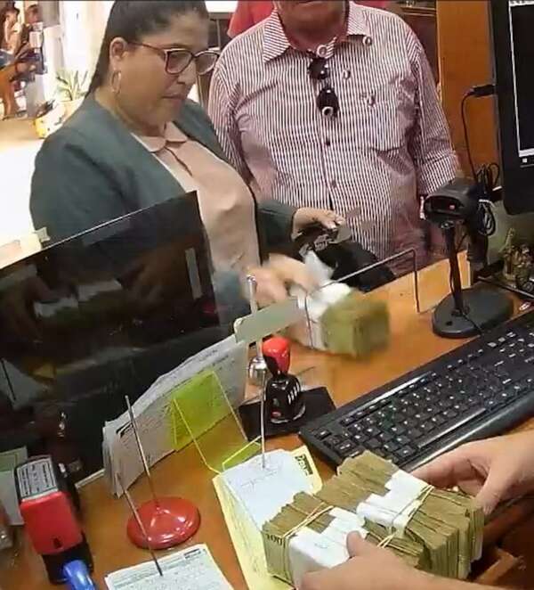Video: así la abogada imputada retiró del BNF la millonaria indemnización de su cliente - ABC en el Este - ABC Color