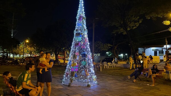 Árbol navideño de la Municipalidad de Asunción desata burlas en redes