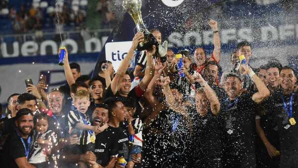 Rubén Di Tore, contento por una copa más para el Guma