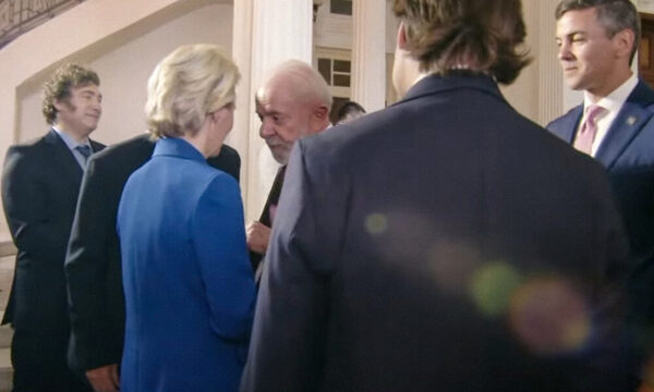 (VIDEO) Un incómodo momento se dio en el encuentro entre Milei y Lula en el Mercosur