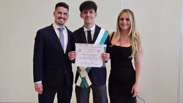 [VIDEO] ¡Gabi Wolcham pureó por su hijo mejor egresado!