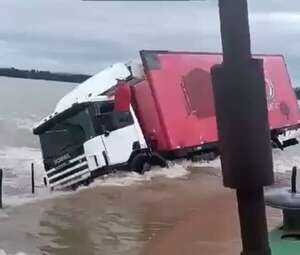 Video de inundaciones y desbordes en Itapúa: camión cayó a cuneta debido al desborde de un arroyo en San Pedro del Paraná - Clima - ABC Color
