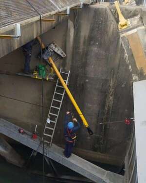 Yacyretá, tareas de mantenimiento de servomotores en toma de riego del lado paraguayo - Economía - ABC Color