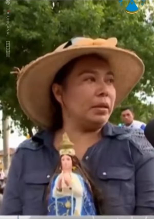 Caacupé: de rodillas, mujer llega hasta la Basílica para agradecer a la Virgen - trece